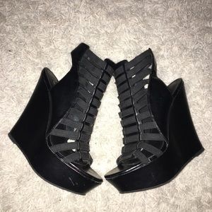 Black Steve Madden strappy heals